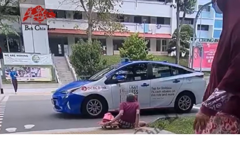 有轮椅不用喜欢靠滚轮木板 基层等组织多年关怀老伯一家