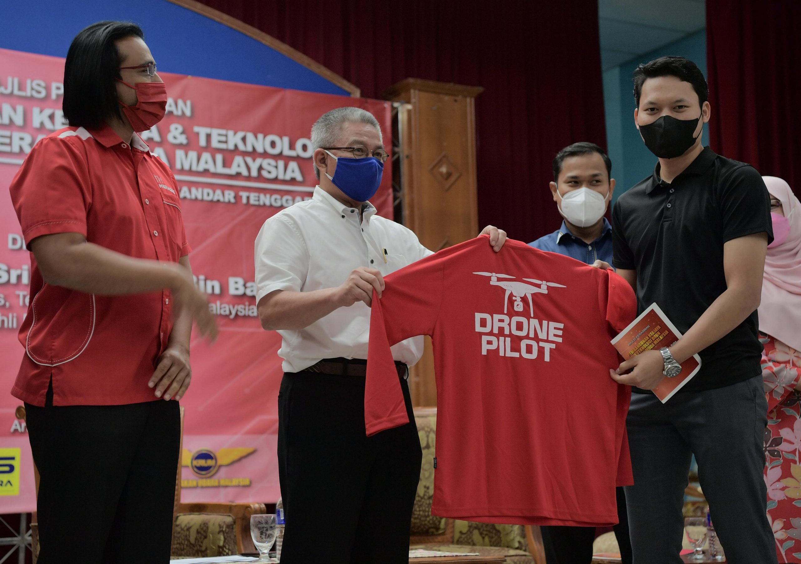 *未签发*国:新闻:阿汉峇峇:科艺部将完善无人机飞行指南