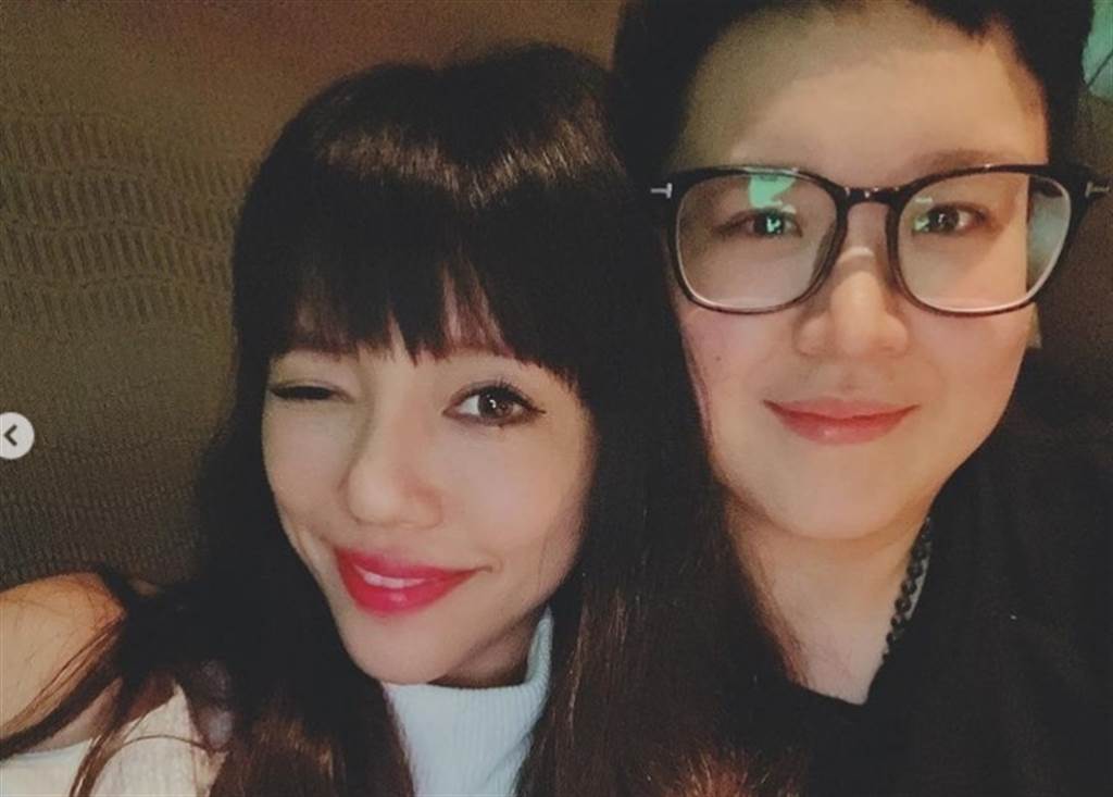 李靓蕾深夜贴脸“男友人”被骂不守妇道 恬妞女儿躺枪