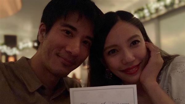 李靓蕾翻脸说不熟？ 网挖同框为助理庆生