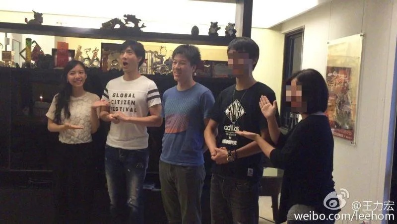 李靓蕾翻脸说不熟？ 网挖同框为助理庆生