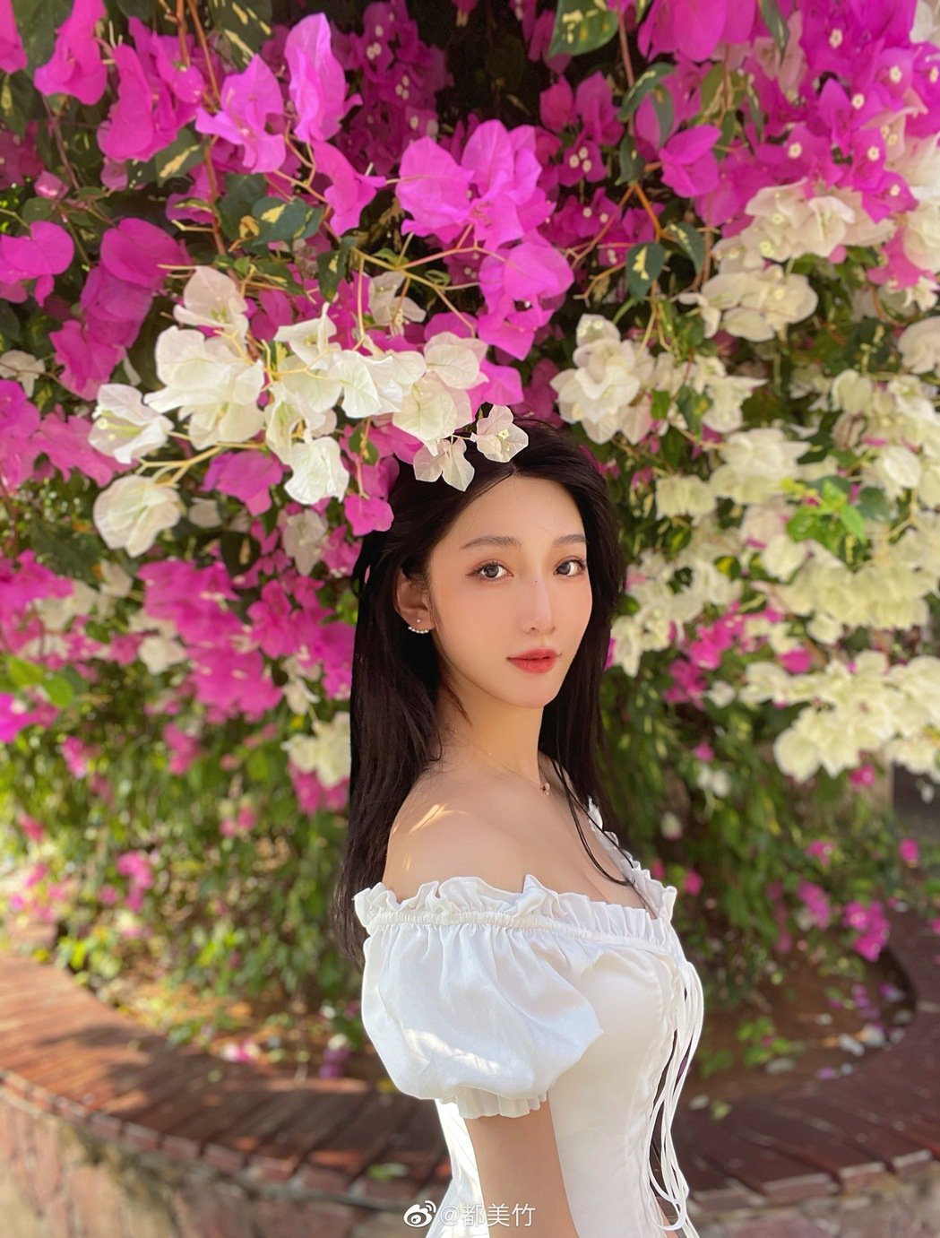 李靓蕾都美竹获选中国十大女性 周刊赞觉醒挨轰急删文