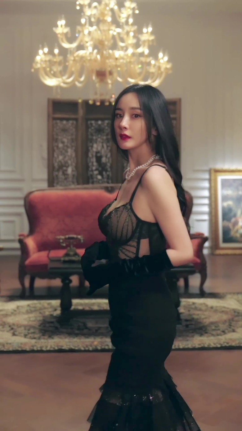 杨幂内衣玩透视诱惑  5秒创1.5亿阅读量