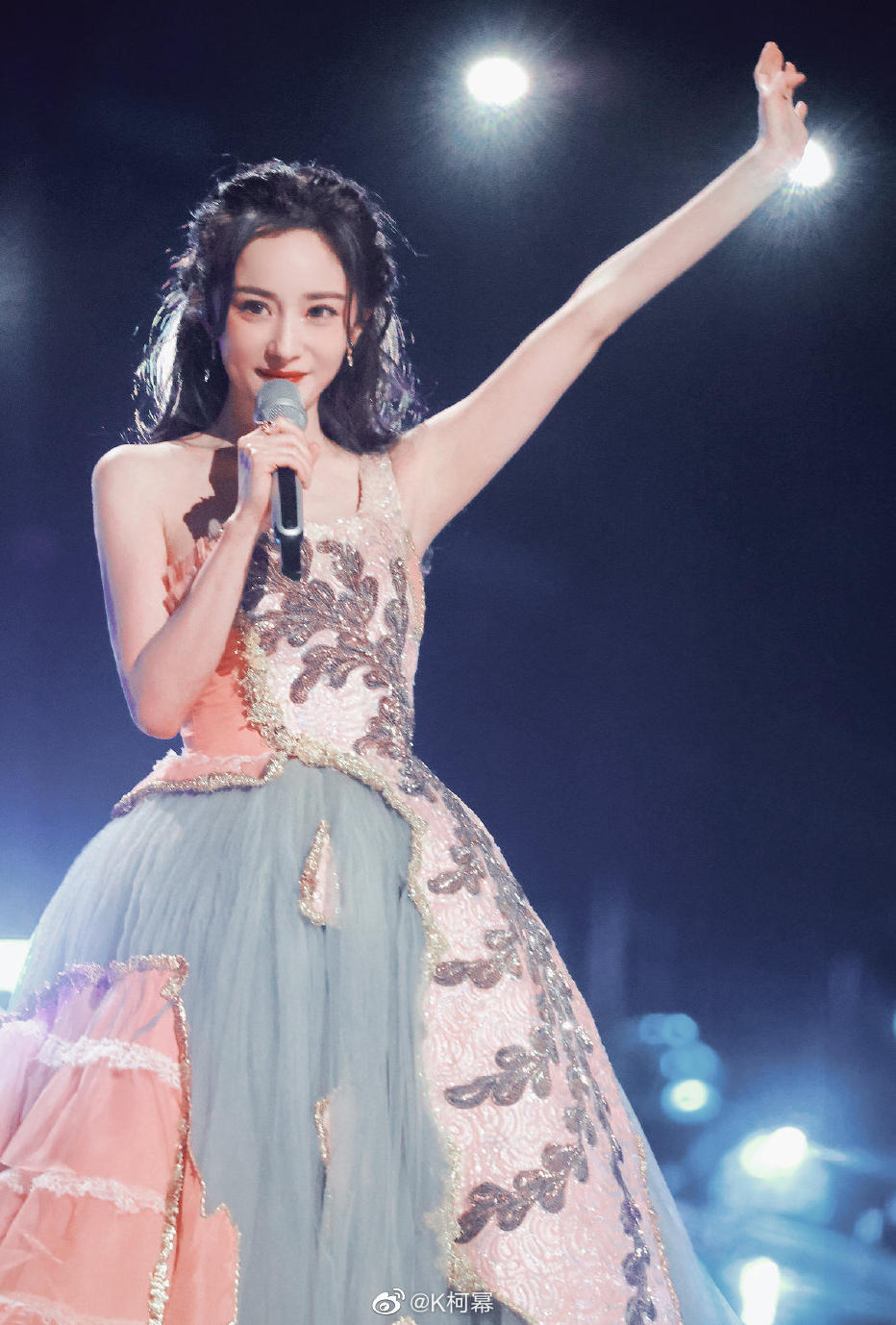 杨幂跨年唱《小幸运》 网狂吐槽：好难听！