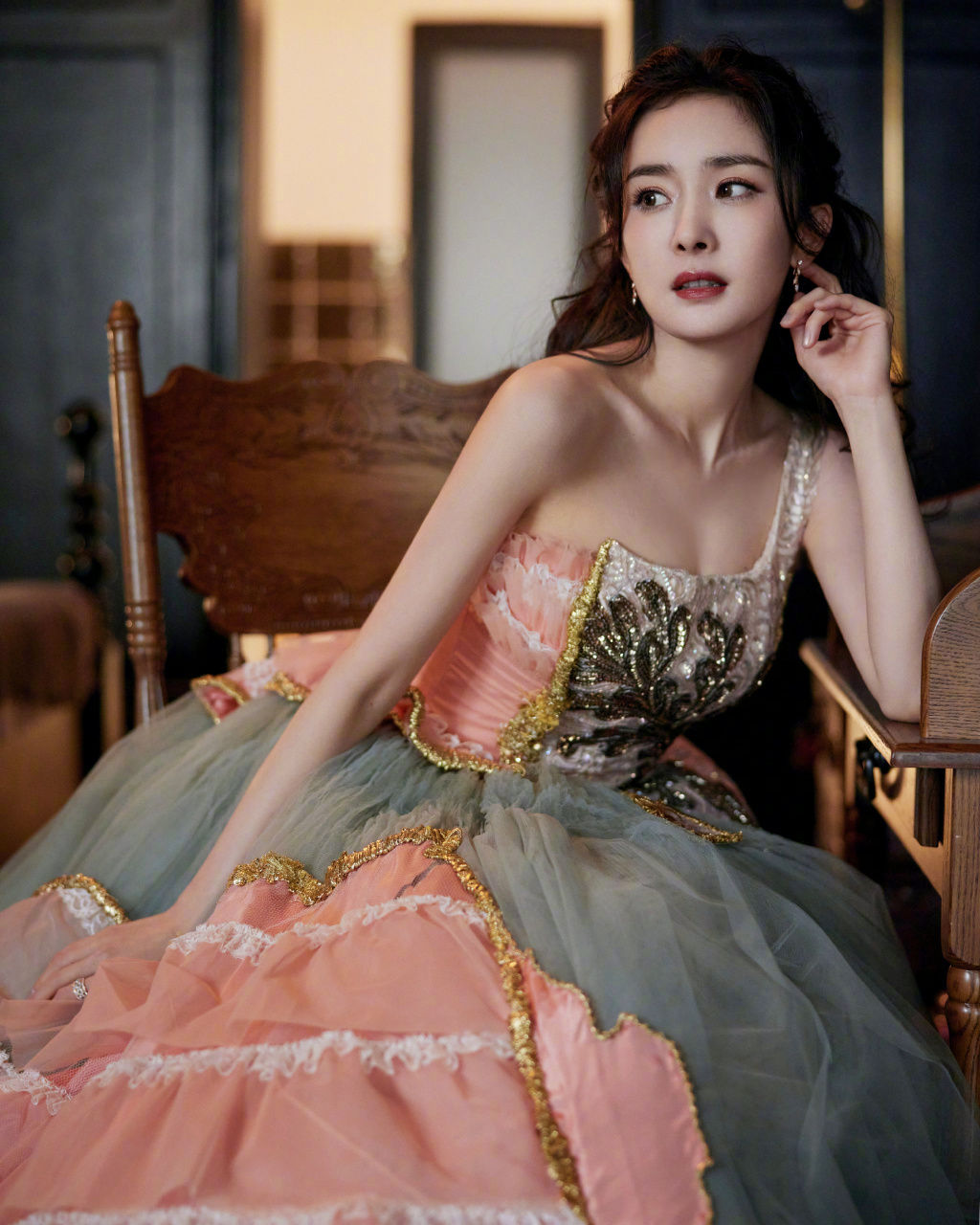 杨幂跨年唱《小幸运》 网狂吐槽：好难听！