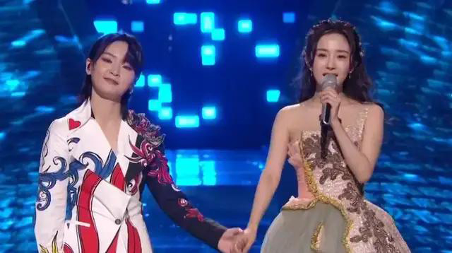 杨幂跨年唱《小幸运》 网狂吐槽：好难听！