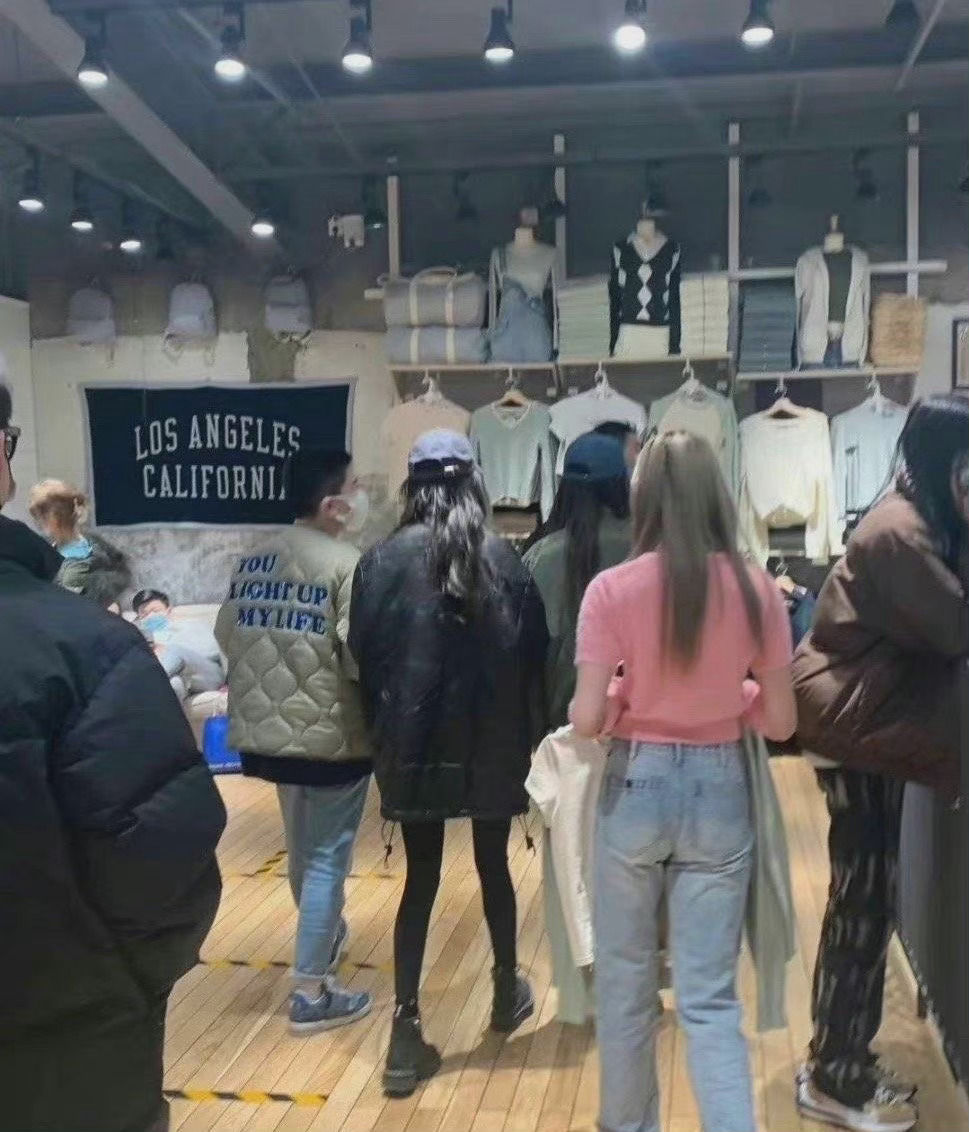 杨幂零下5度穿黑丝袜逛街 不科学美腿网惊呆:比手细