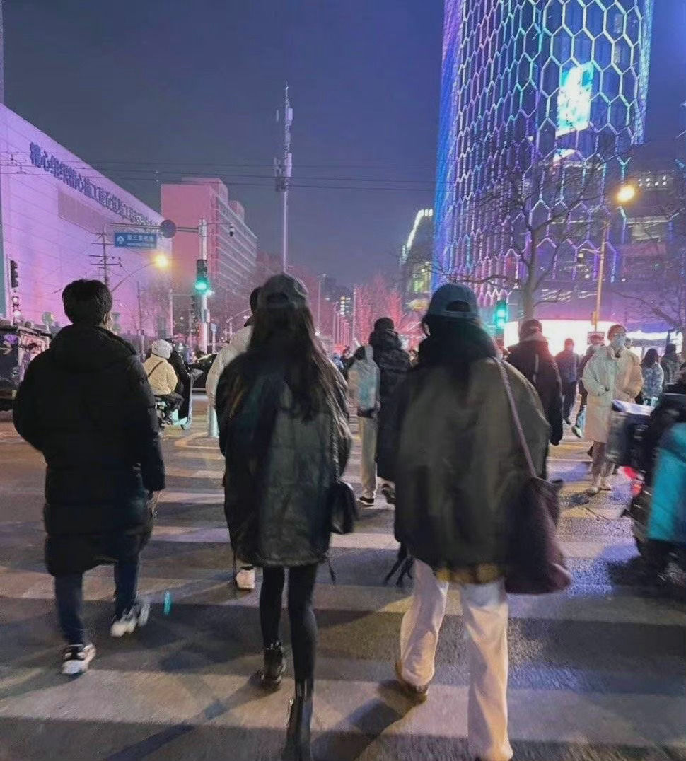 杨幂零下5度穿黑丝袜逛街 不科学美腿网惊呆:比手细