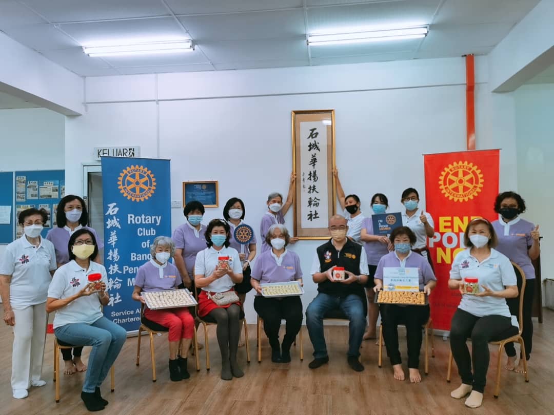 柔:峇华扬扶轮志工团自制年饼义卖,筹2500令吉关怀癌友基金
