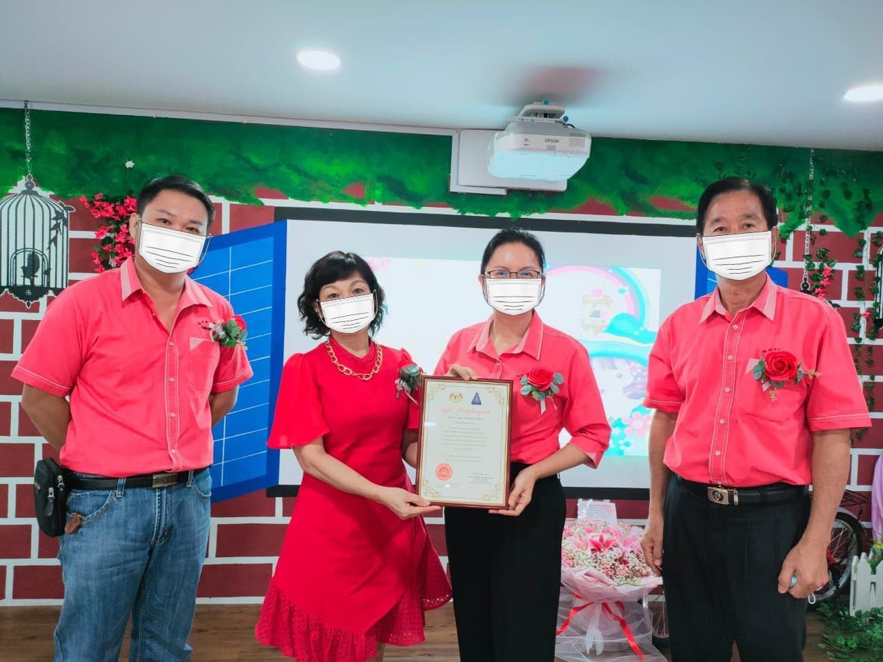 柔:教育版显刊:班兰华小副校长曾艳保荣休,39年教职生涯画上句号