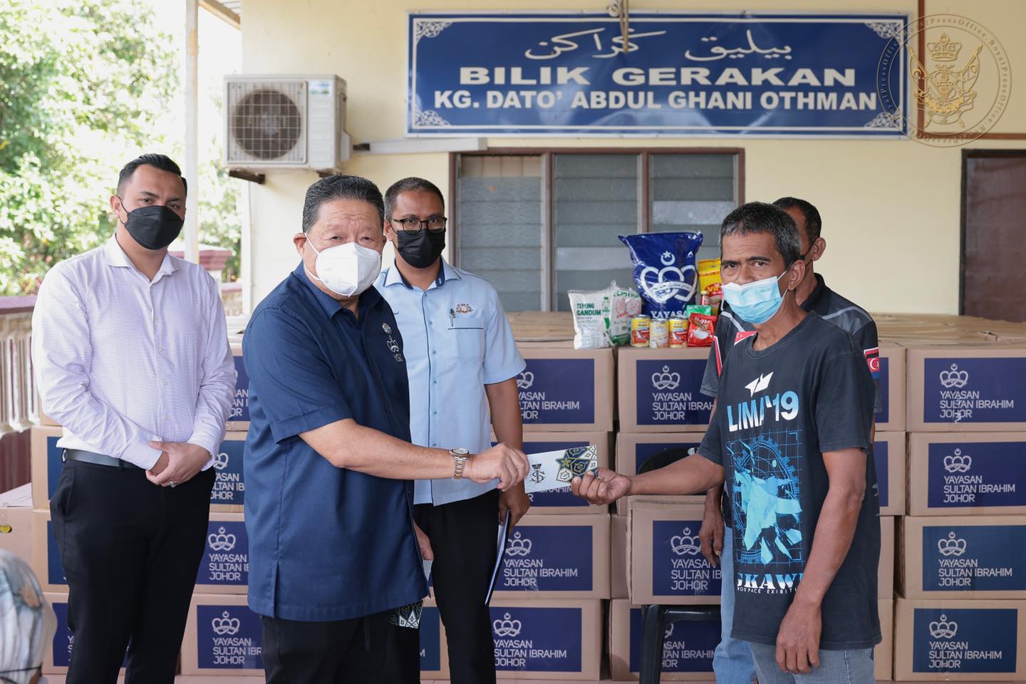 柔:新闻:渔民收入受季候风影响,柔苏丹赐赠粮食给边佳兰五湾村民