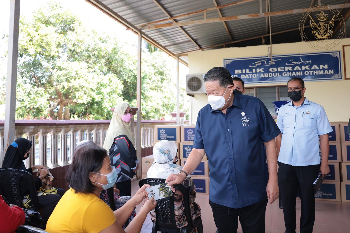 柔:新闻:渔民收入受季候风影响,柔苏丹赐赠粮食给边佳兰五湾村民