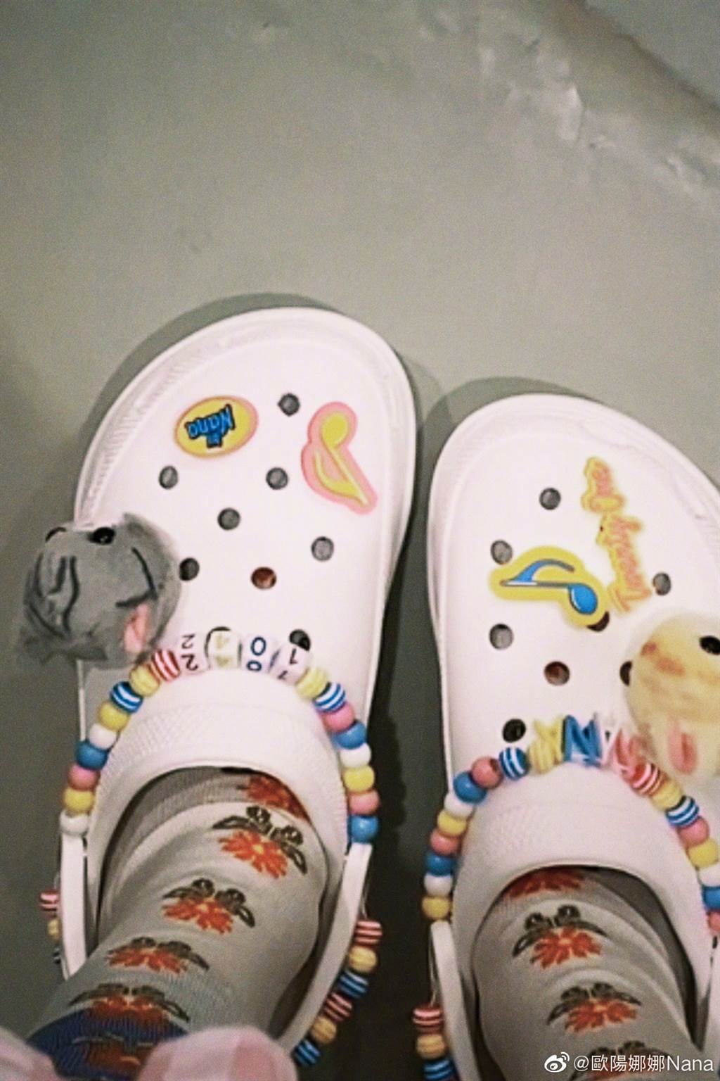 欧阳娜娜机场穿搭评价两极 “洞洞鞋”掀键盘战