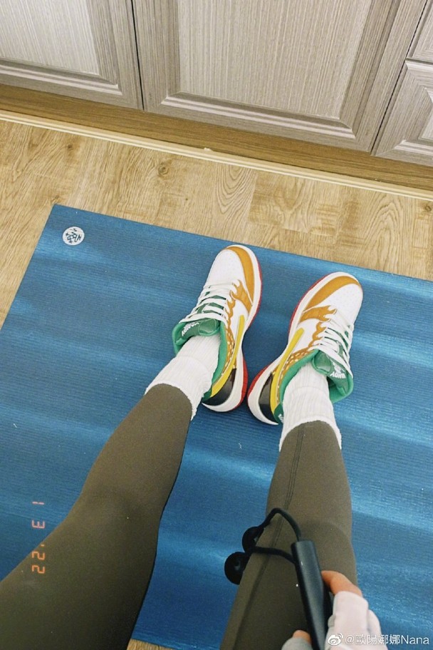 欧阳娜娜机场穿搭评价两极 “洞洞鞋”掀键盘战