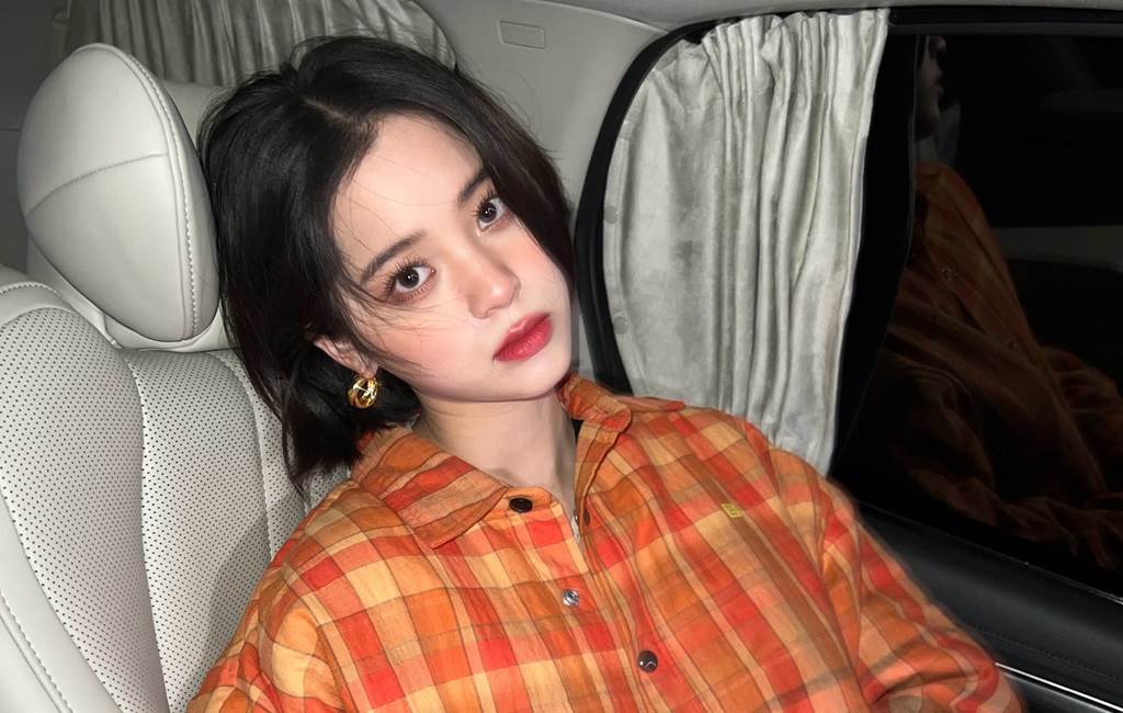 欧阳娜娜机场穿搭评价两极 “洞洞鞋”掀键盘战