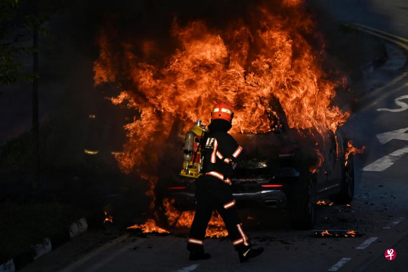 母亲载送儿子上学 黑色马赛地突起火狂烧
