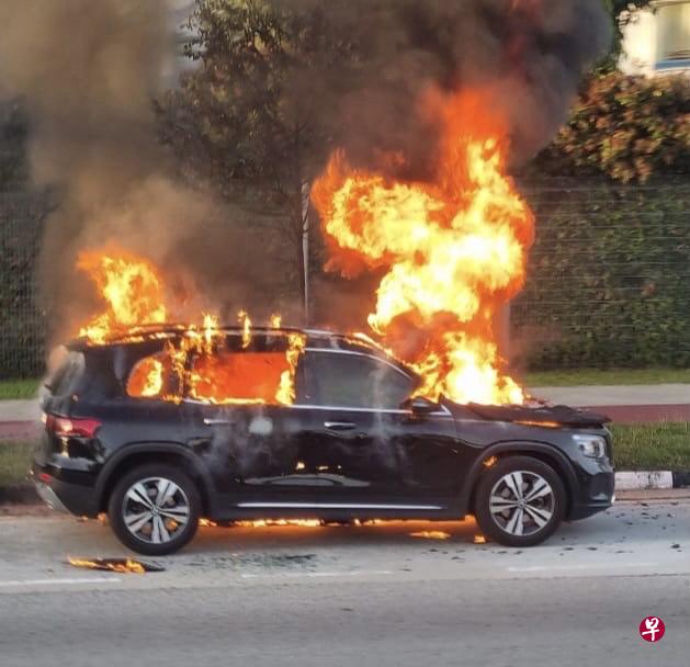 母亲载送儿子上学 黑色马赛地突起火狂烧