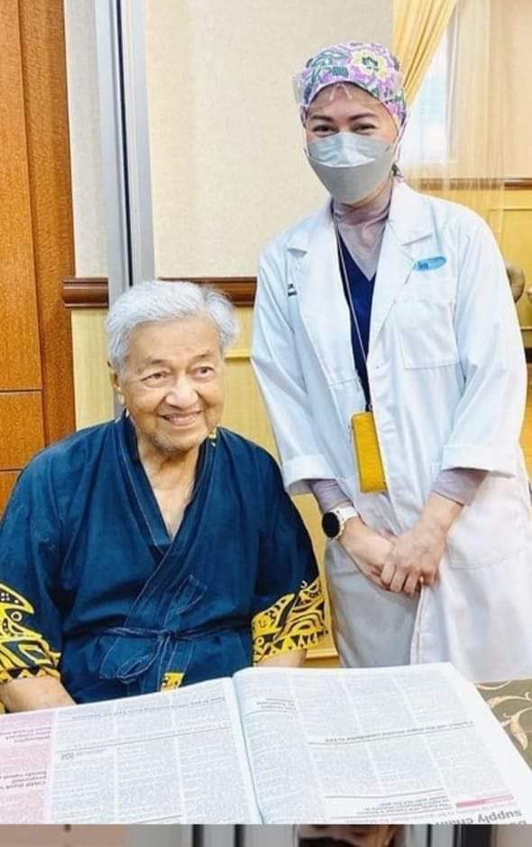 求真主文/马哈迪与医生合照流传 媒体负责人：去年的旧照片