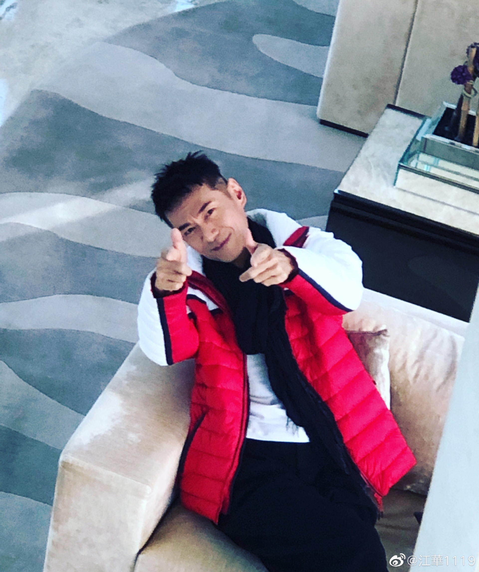 江华息影多年全面复出 预告直播带货吸金