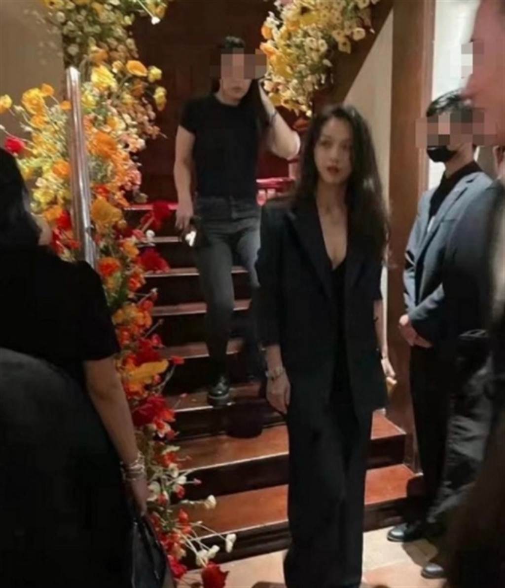 汤唯罕秀事业线皮肤超白 连男保镳都忍不住斜眼偷看