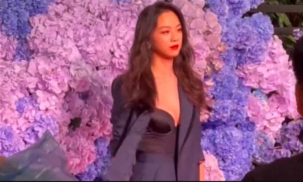 汤唯罕秀事业线皮肤超白 连男保镳都忍不住斜眼偷看