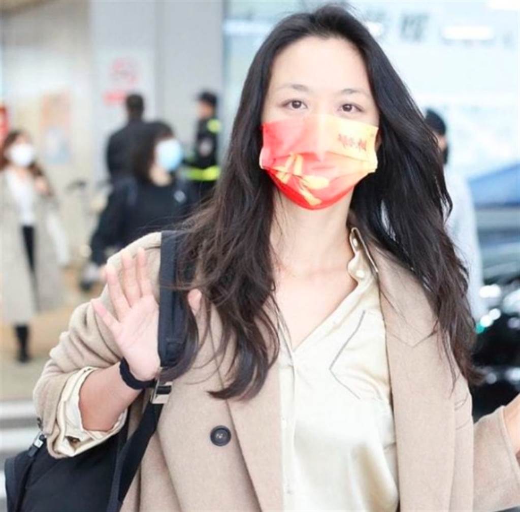 汤唯罕秀事业线皮肤超白 连男保镳都忍不住斜眼偷看