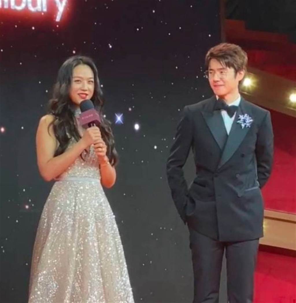 汤唯罕秀事业线皮肤超白 连男保镳都忍不住斜眼偷看