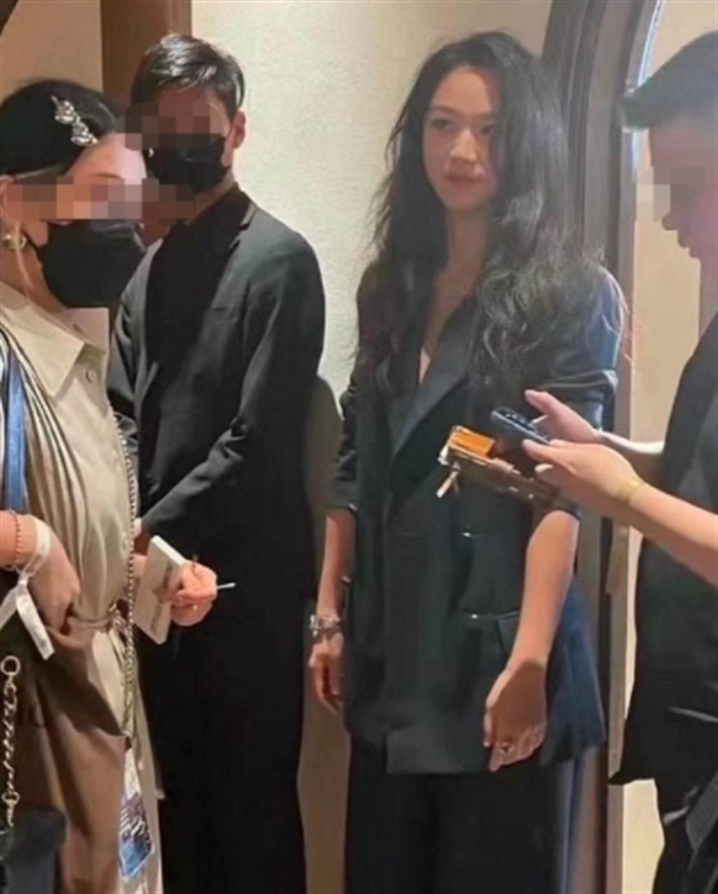 汤唯罕秀事业线皮肤超白 连男保镳都忍不住斜眼偷看