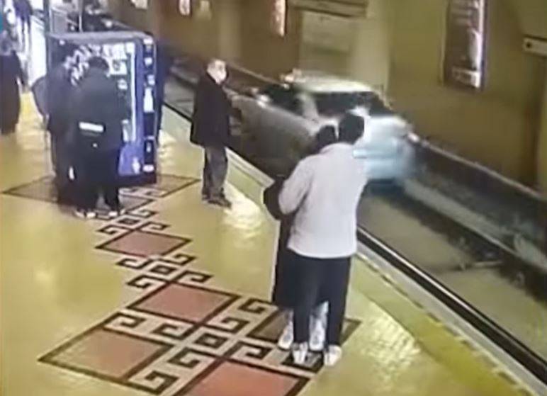 汽车开进“电车轨道”还进站!候车乘客全看傻