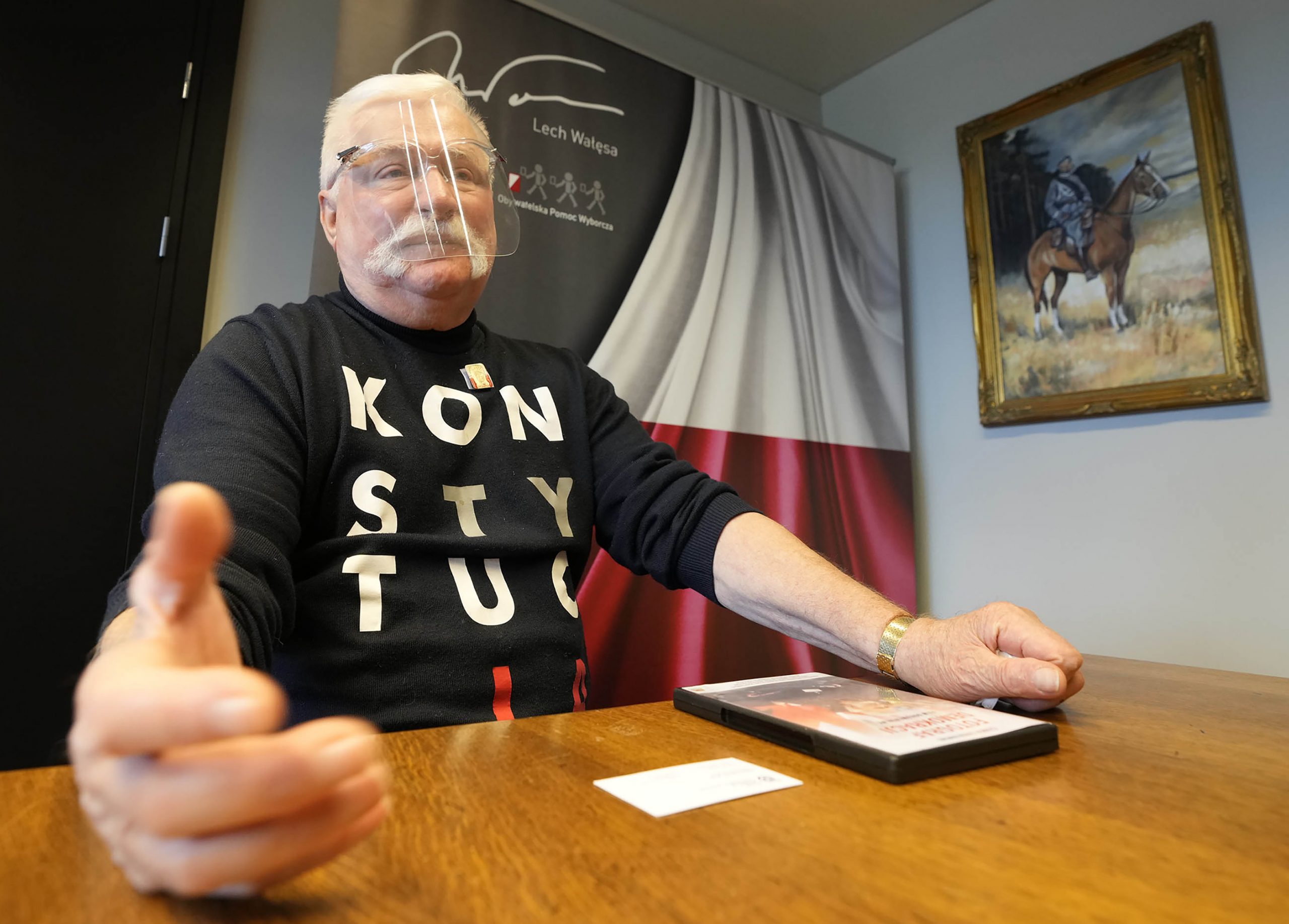 波兰/前总统华尔沙确诊冠病 出现头痛症状