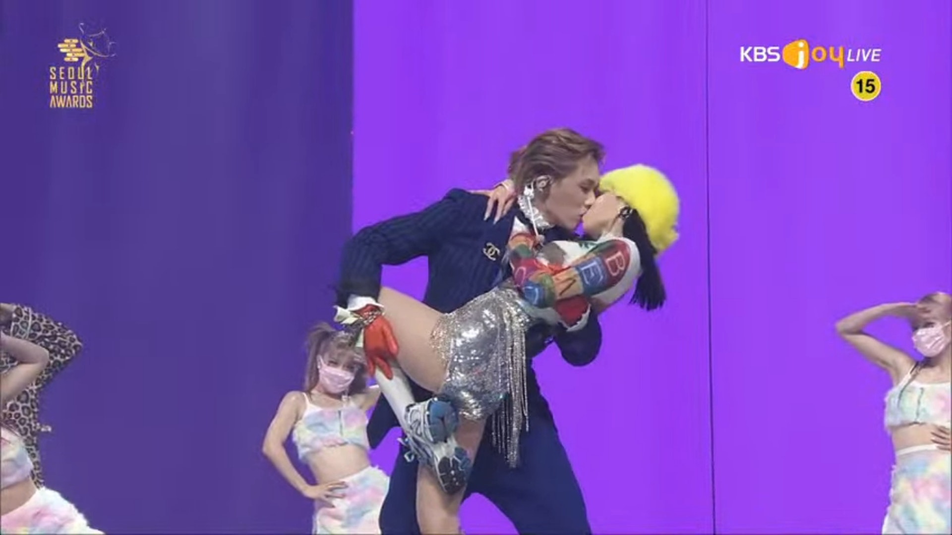 泫雅火辣撑《首尔歌谣大赏》　BTS缺席失落大奖