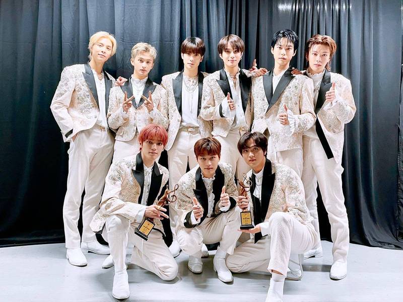 泫雅火辣撑《首尔歌谣大赏》　BTS缺席失落大奖