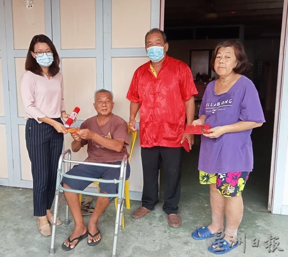派红包食物篮对联 林秀凌访长者送暖
