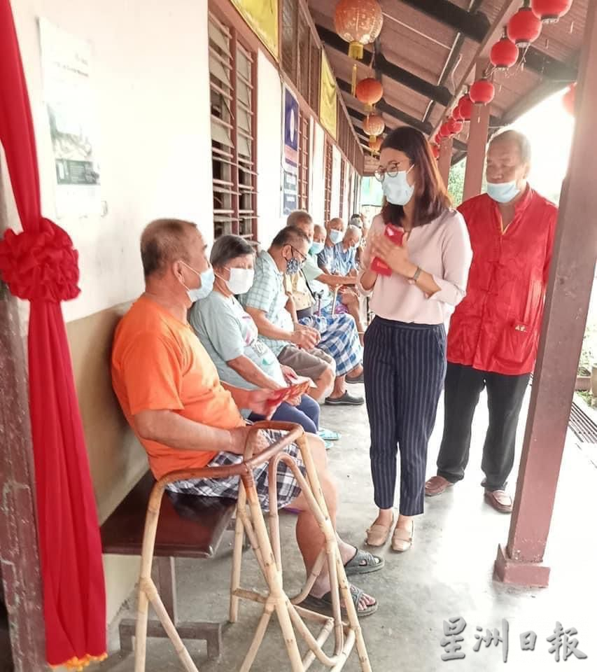 派红包食物篮对联 林秀凌访长者送暖