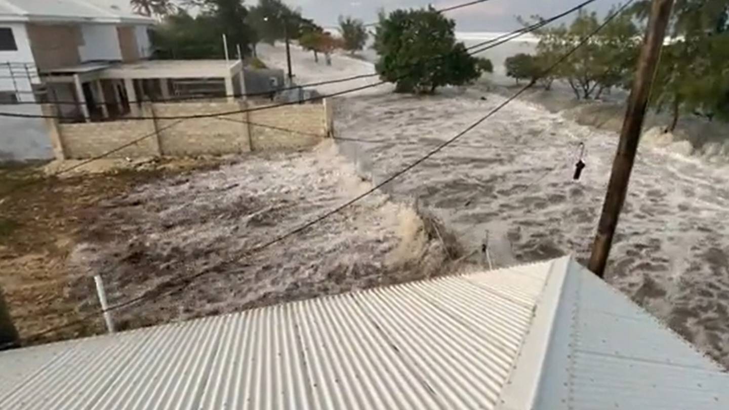 火山喷发引发海啸　汤加全国发预警