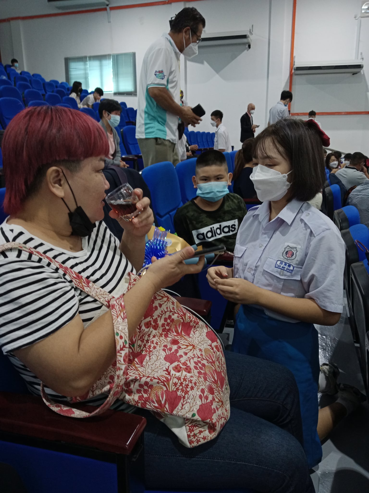 爱心家长制年饼 为崇华独中筹款