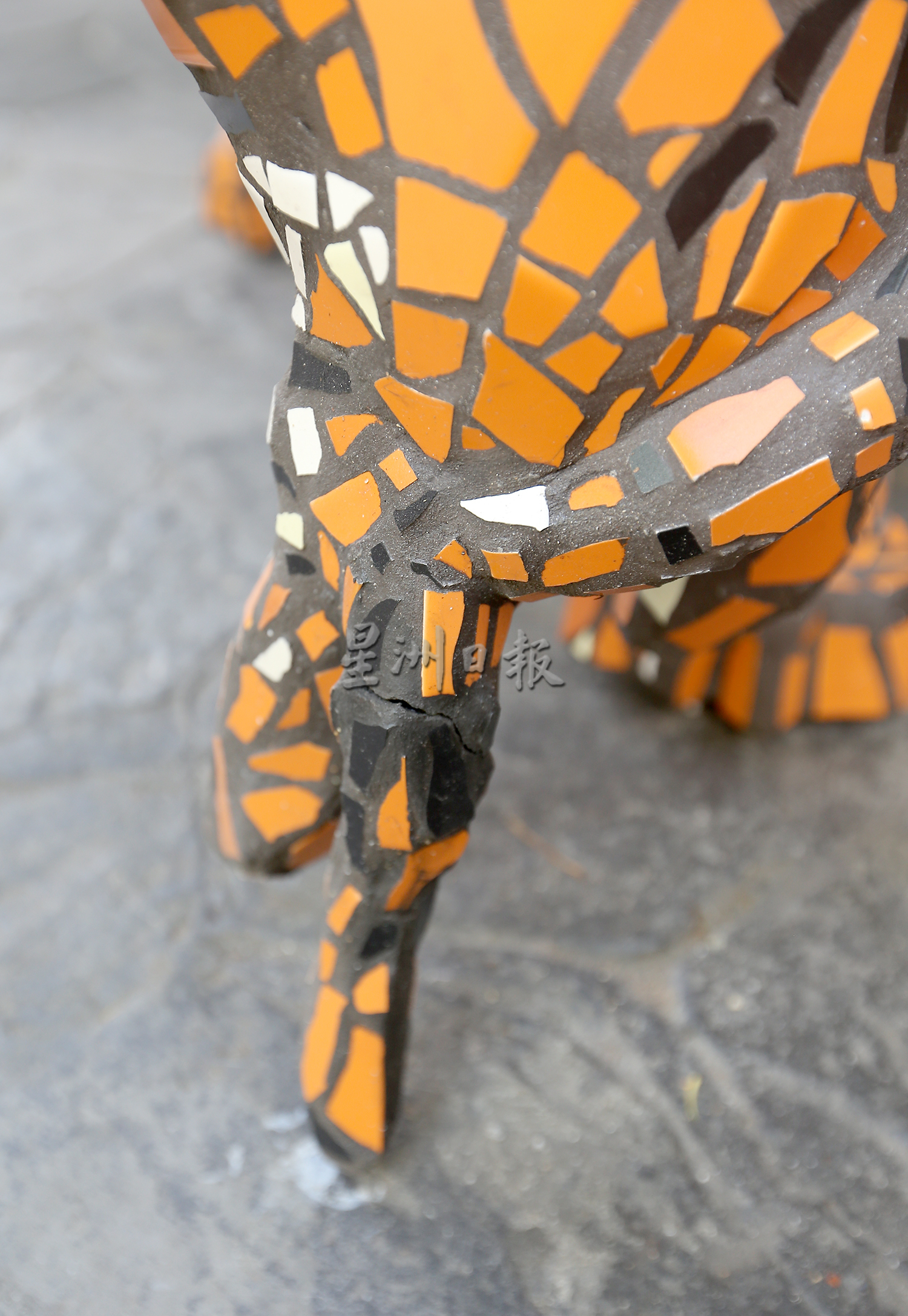 独家|虎雕塑展出4天遭破坏 鬼仔巷:“请尊重艺术,眼看手不动”