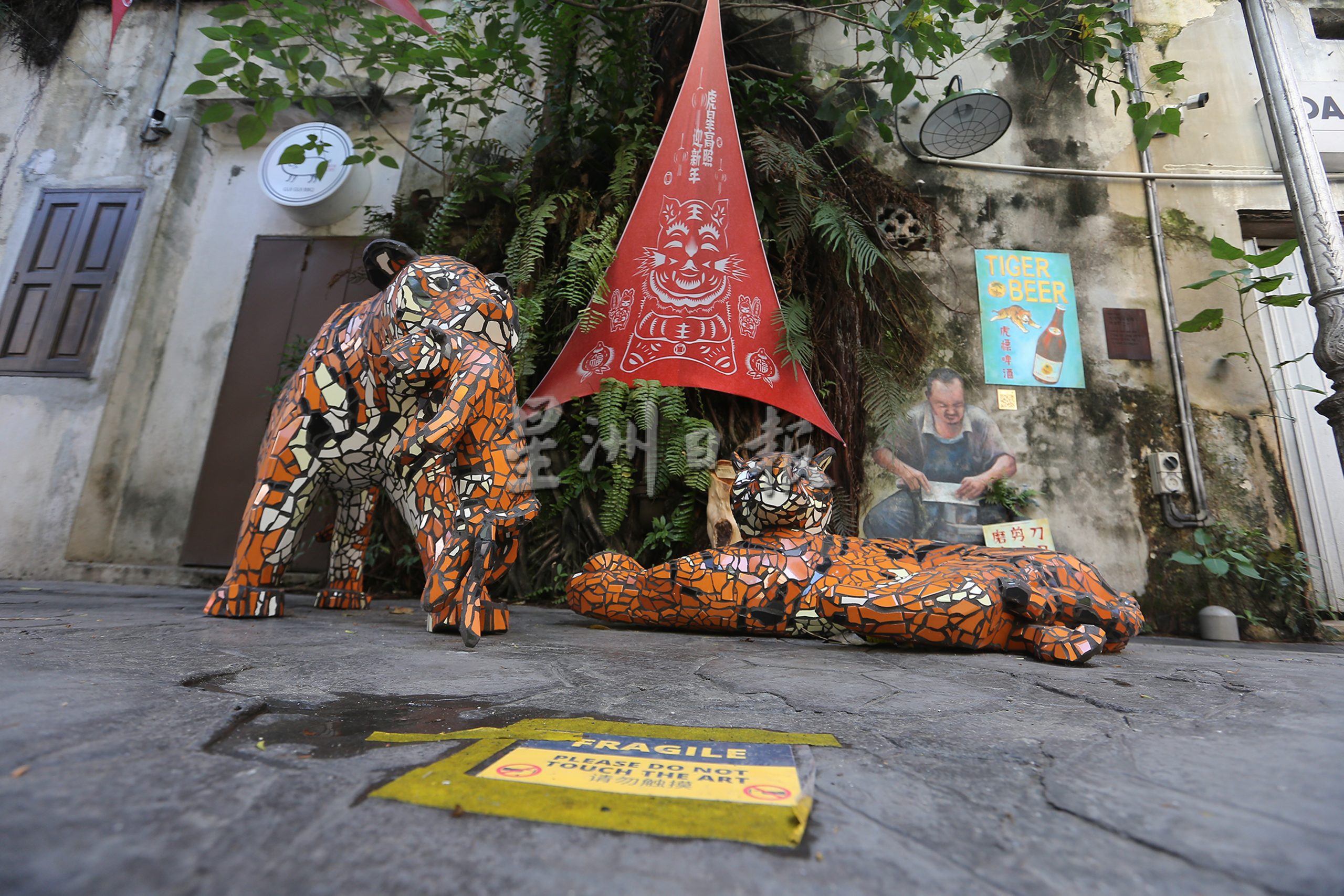独家|虎雕塑展出4天遭破坏 鬼仔巷:“请尊重艺术,眼看手不动”