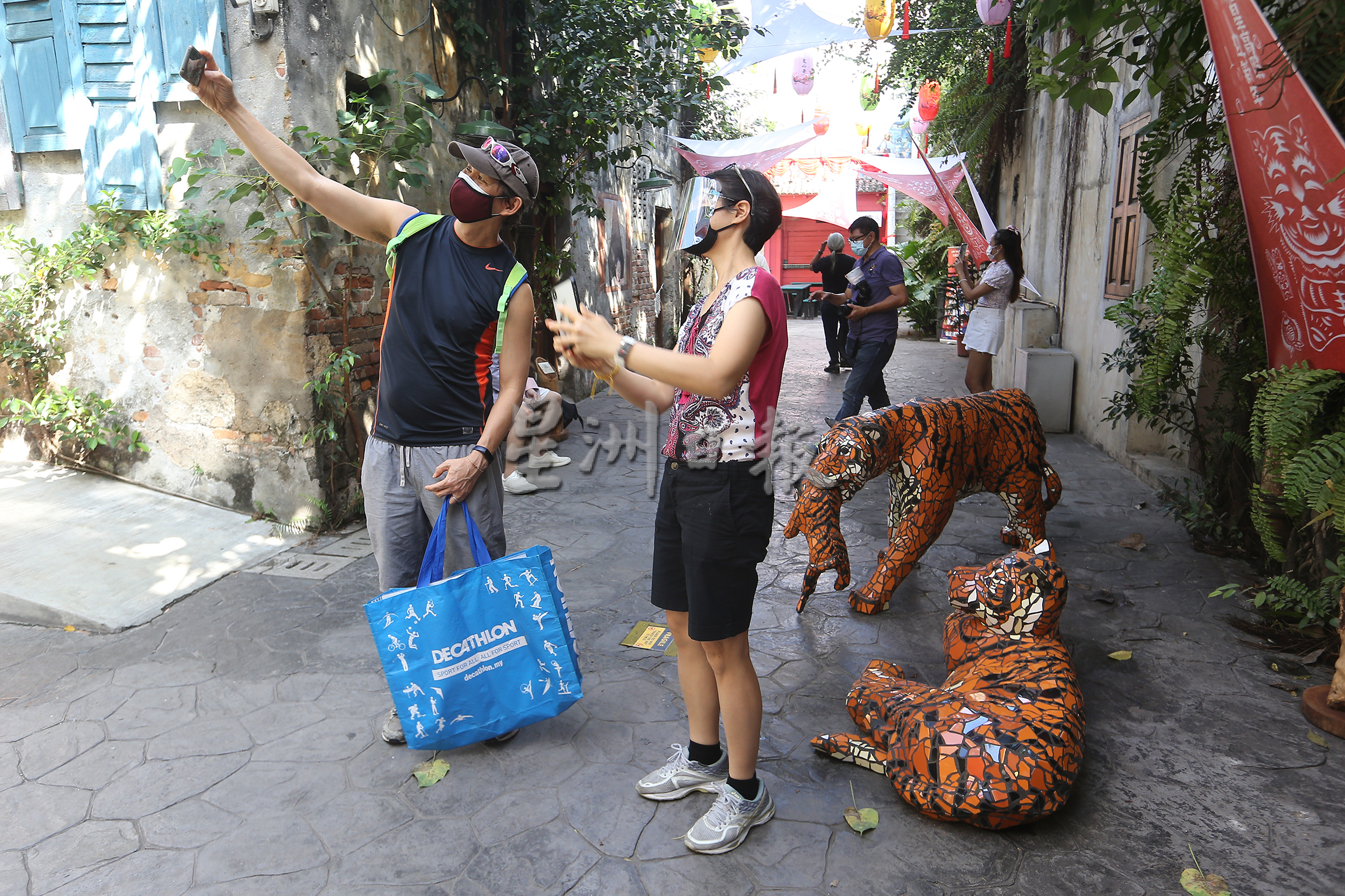 独家|虎雕塑展出4天遭破坏 鬼仔巷:“请尊重艺术,眼看手不动”