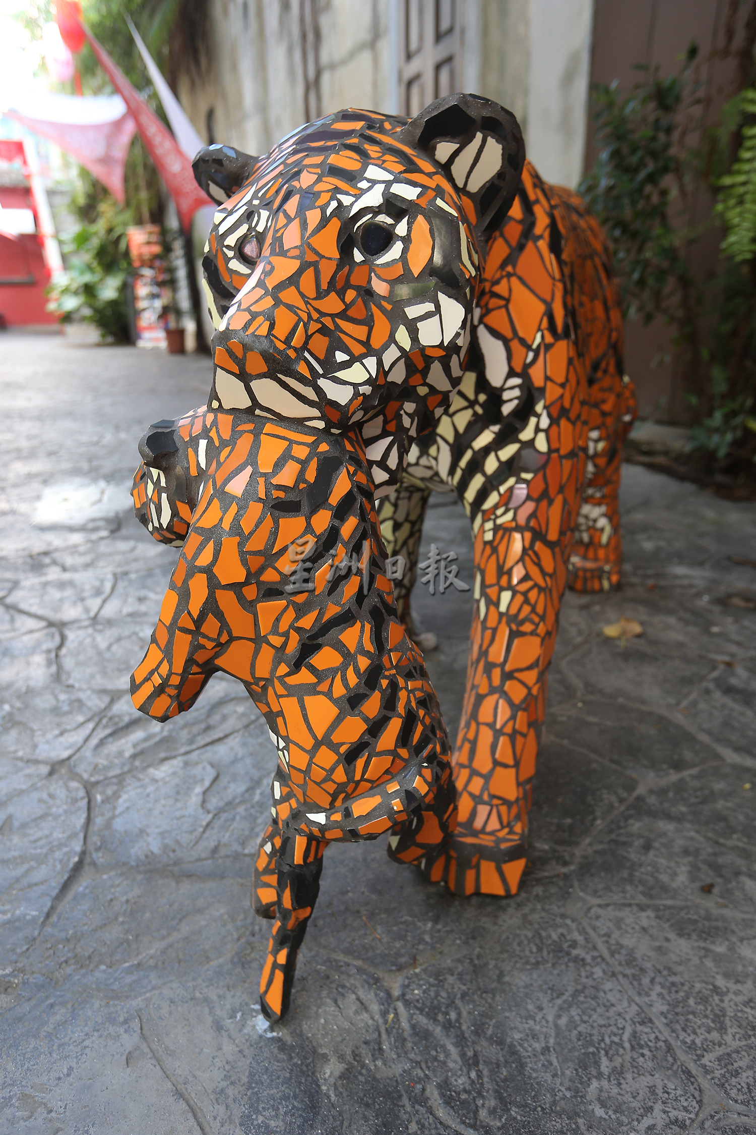 独家|虎雕塑展出4天遭破坏 鬼仔巷:“请尊重艺术,眼看手不动”