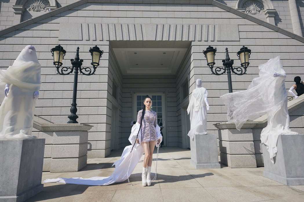 甩王力宏婚变风波 徐若瑄透视装霸气回归