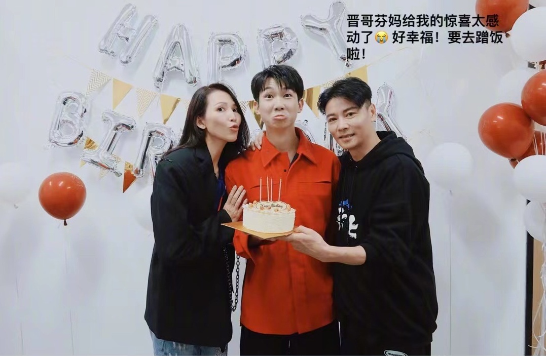 白举纲自曝已婚 登微博热搜第一