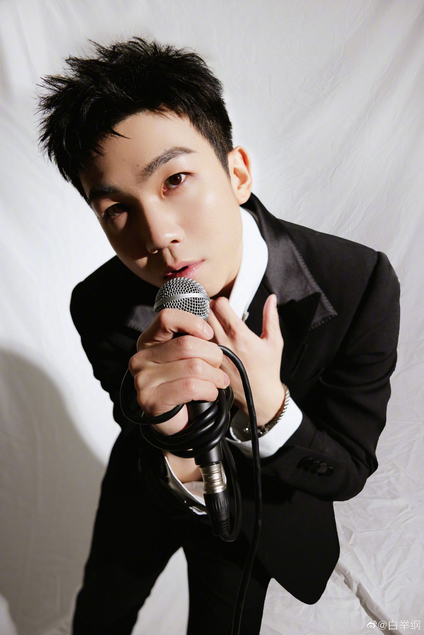 白举纲自曝已婚 登微博热搜第一