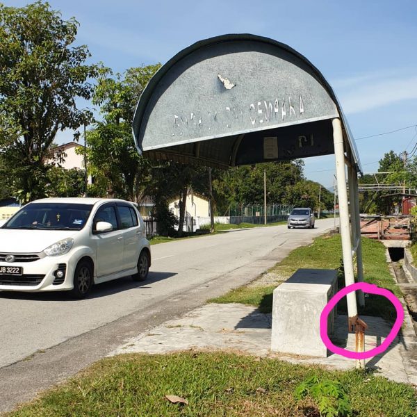 白兰园巴士候车亭 铁柱生锈断裂欲坠