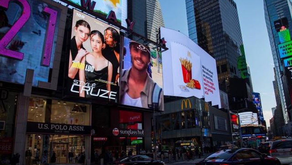 看世界2图/中国摄影师反歧视作品登上纽约时代广场大屏