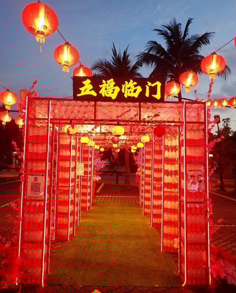 矿泉水瓶化废为宝 新春摆设具创意