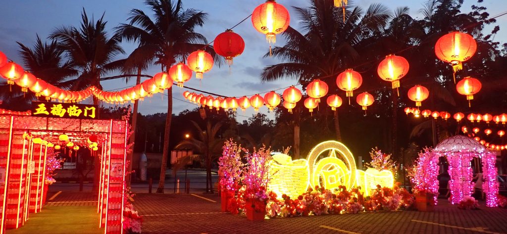 矿泉水瓶化废为宝 新春摆设具创意