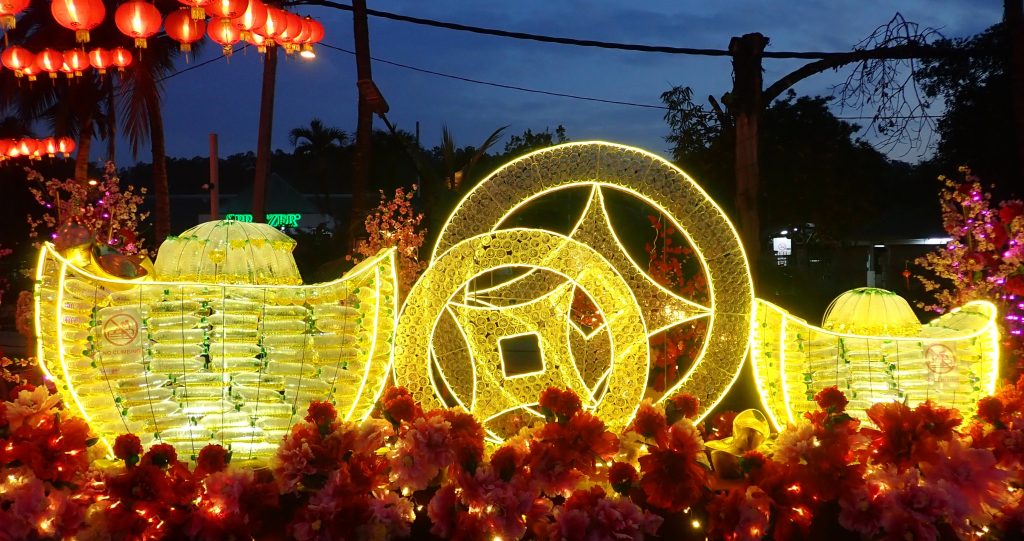 矿泉水瓶化废为宝 新春摆设具创意