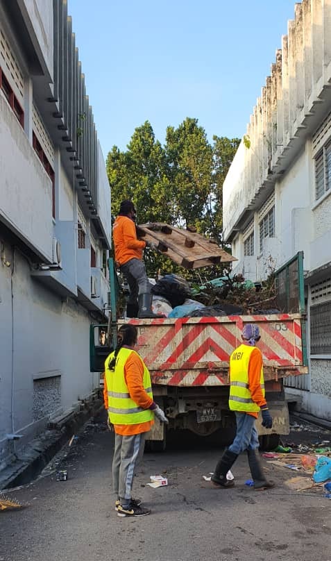 社区动态／还市民宜居生活环境 怡市厅清理非法垃圾堆 