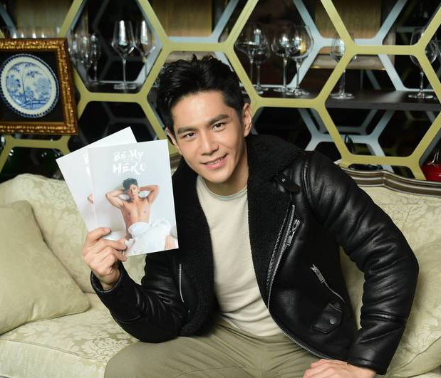 祖雄写真全裸入镜 自爆“蛋蛋被看光”